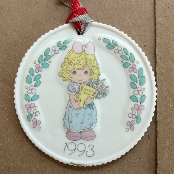 THE ENESCO 1993 PRECIOUS MOMENTS CHRISTMAS ORNAMENT - Picture 5 of 13